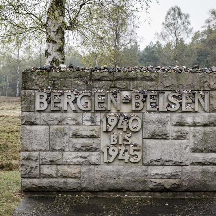 Ein Bild der Gedenkstätte " Bergen-Belsen".