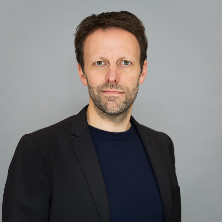 Frontalbild Tobias Peters
