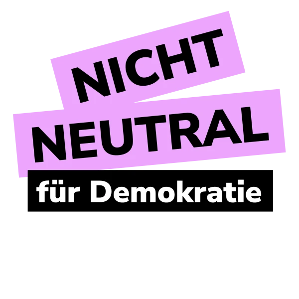 Der Schriftzug 'NICHT NEUTRAL' in violetter Farbe, unter dem steht 'für Demokratie' in schwarzer Schrift.  