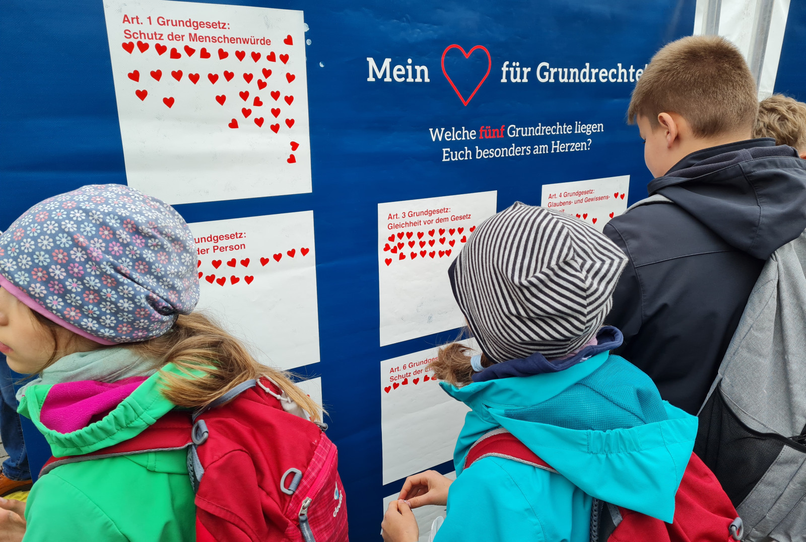Das Projekt "Mein Herz für Grundrechte" auf dem Bremer Marktplatz.  