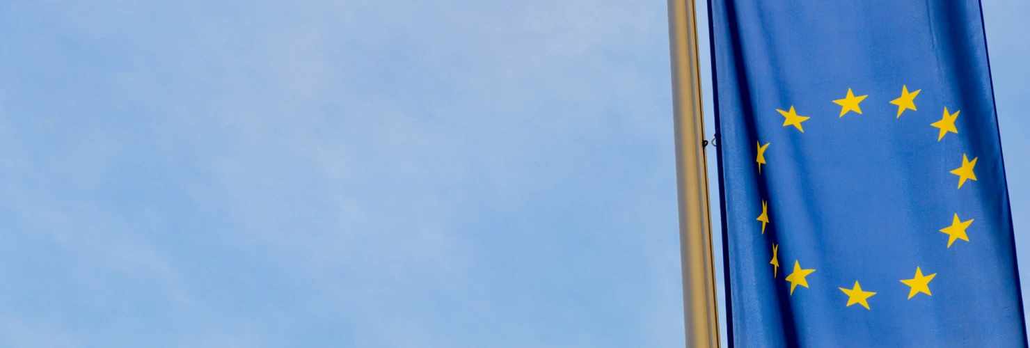 Gehisste Europaflagge vor einen blauen Himmel  
