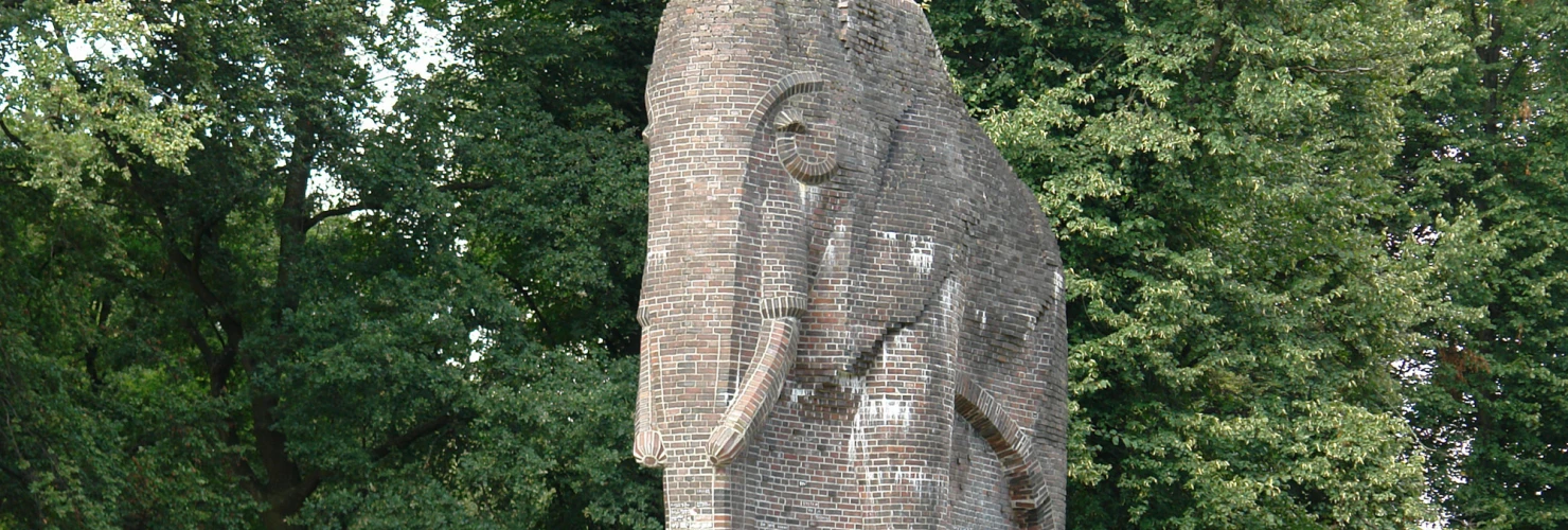Antikolonialdenkmal aus Stein "Der Elefant". Dieser steht an der Ecke Parkallee - Hohenlohestraße in Bremen.  