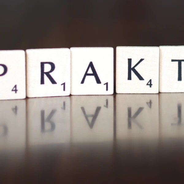 Scrabble Buchstaben bilden das Wort Praktika  