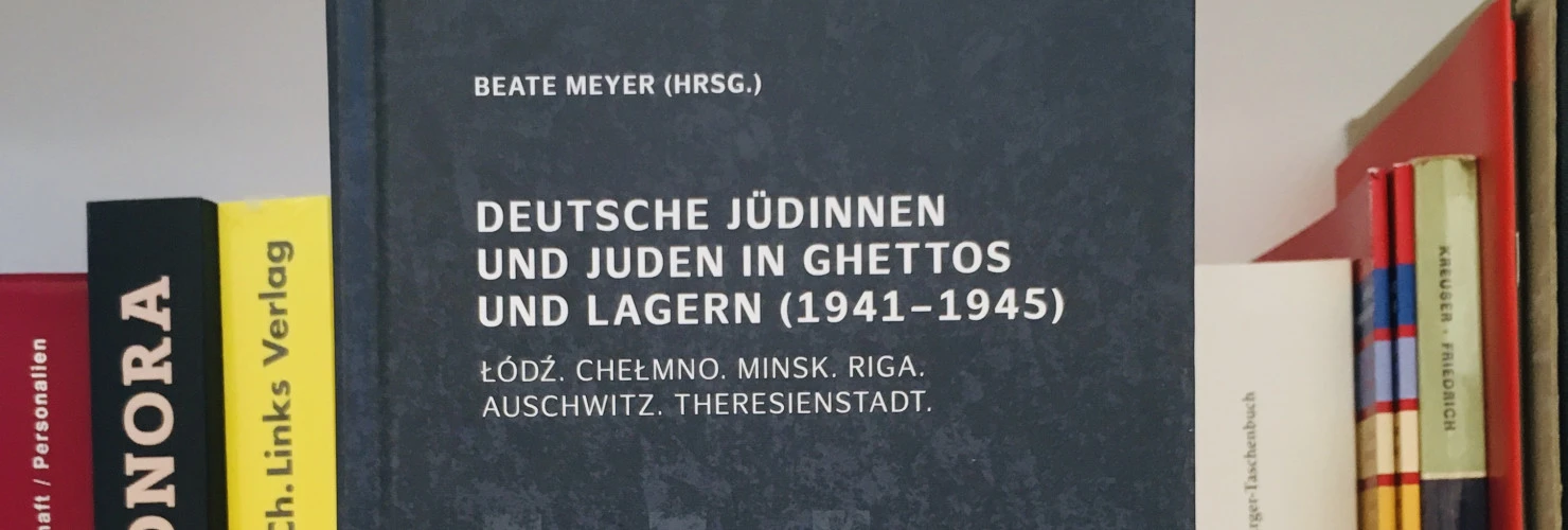 Buchcover von "Deutsche Jüdinnen und Juden in Ghettos und Lagern (1941-11945)" von Beate Meyer, mit dem Hintergrund der Bücher.