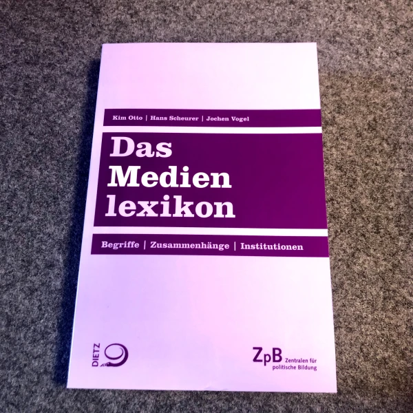 Buchcover von "Das Medienlexikon"-begriffe, Fakten, Zusammenhänge von Kim Otto, Hans Scheurer und Jochen Vogel.  