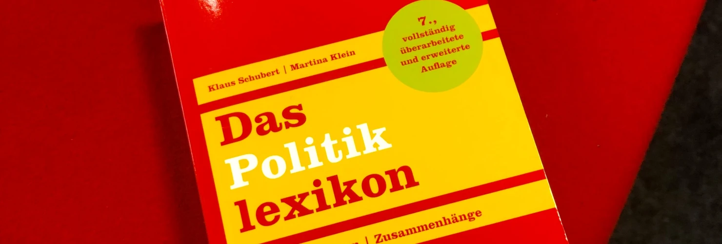 Buchcover von "Das Politiklexikon"-Begriffe-Fakten-Zusammenhänge, von Klaus Schubert und Martina Klein.  
