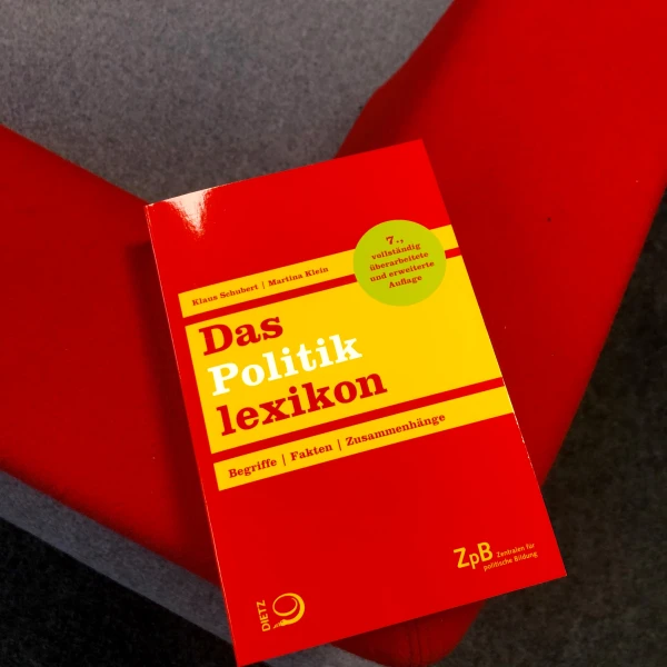 Buchcover von "Das Politiklexikon"-Begriffe-Fakten-Zusammenhänge, von Klaus Schubert und Martina Klein.  