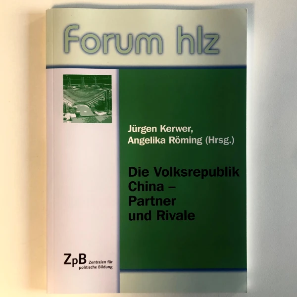 Buchcover von "Die Volksrepublik China-Partner und Rivale" von Jürgen Kerwer und Angelika Röming.  