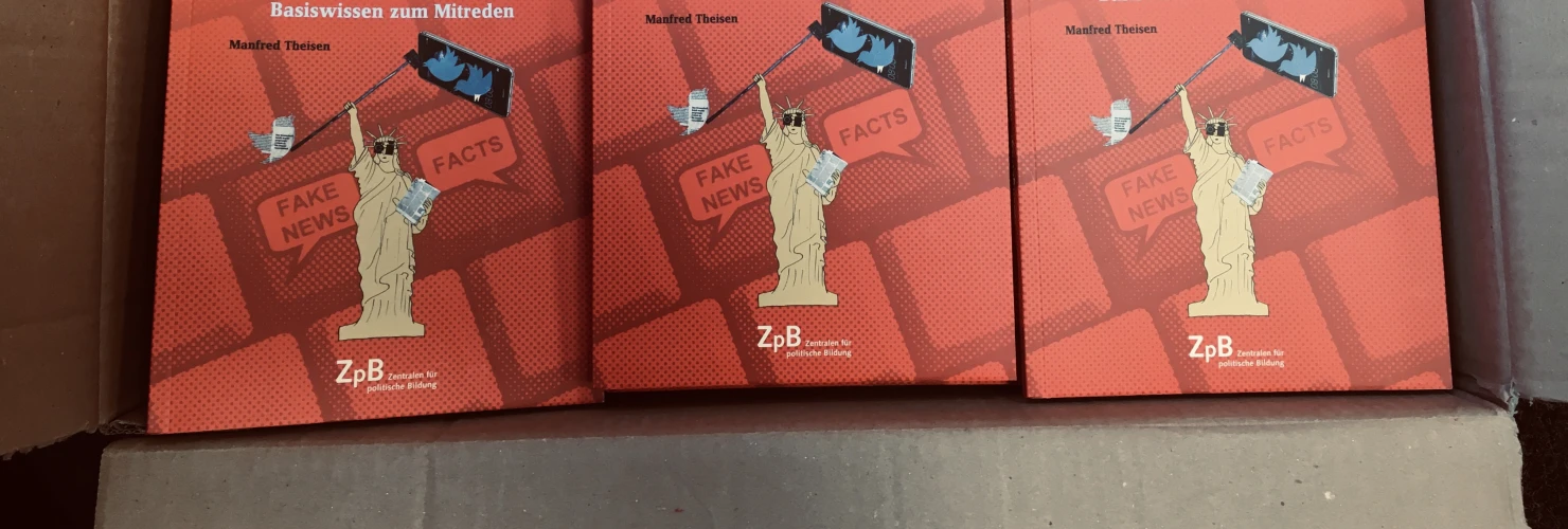 Buchcover von "Nachgefragt: Medienkompetenz in Zeiten von Fake News - Basiswissen zum Mitreden" von Manfred Theisen.  