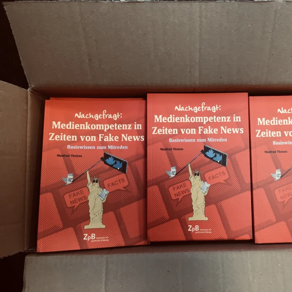 Buchcover von "Nachgefragt: Medienkompetenz in Zeiten von Fake News - Basiswissen zum Mitreden" von Manfred Theisen.  