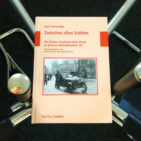 Buchcover von "Zwischen allen Stühlen"-Der Bremer kaufmann Hans Hespe im Reserve-Polizeibataillon 105" von Karl Schneider.  