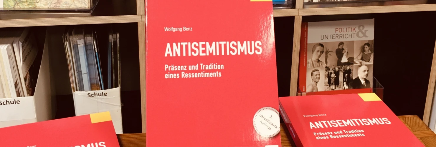 Das Buch "Antisemitismus", präsentiert vor einem Bücherregal  