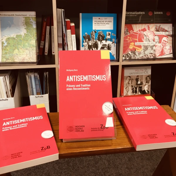 Das Buch "Antisemitismus", präsentiert vor einem Bücherregal  