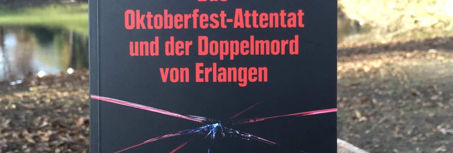 Ein Bild des Buches: " Das Oktoberfest-Attentat und der Doppelmord von Erlangen"-Wie Rechtsterrorismus und Antisemitismus seit 1980 verdrängt werden von Ulrich Chaussy, mit dem Hintergrund eines Stadtparks.