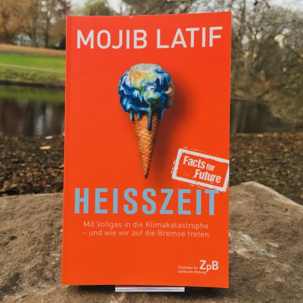 Das Buchcover von "Heisszeit - Mit Vollgas in die Klimakatastrophe-und wie wir auf die Bremse treten" von Mojb Lativ. Es zeigt die Erde als Eiskugel, die schmilzt.  