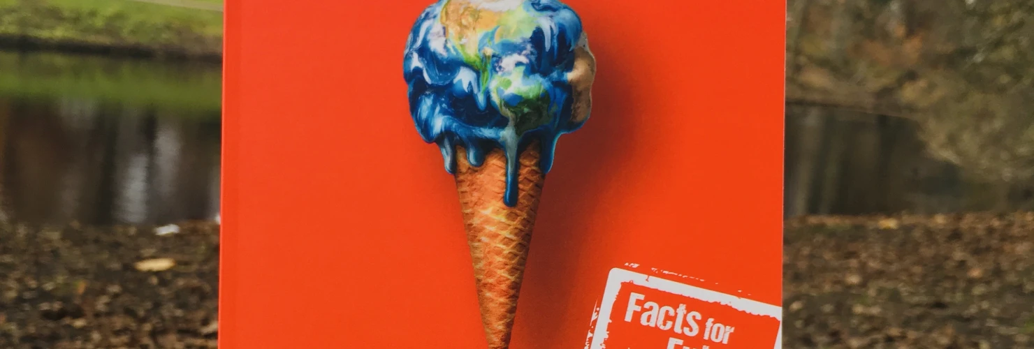 Ein Bild des Buches:"Heisszeit"-Mit Vollgas in die Klimakatastrophe-und wie wir auf die Bremse treten, mit dem Hintergrund der Mühle am Wall.