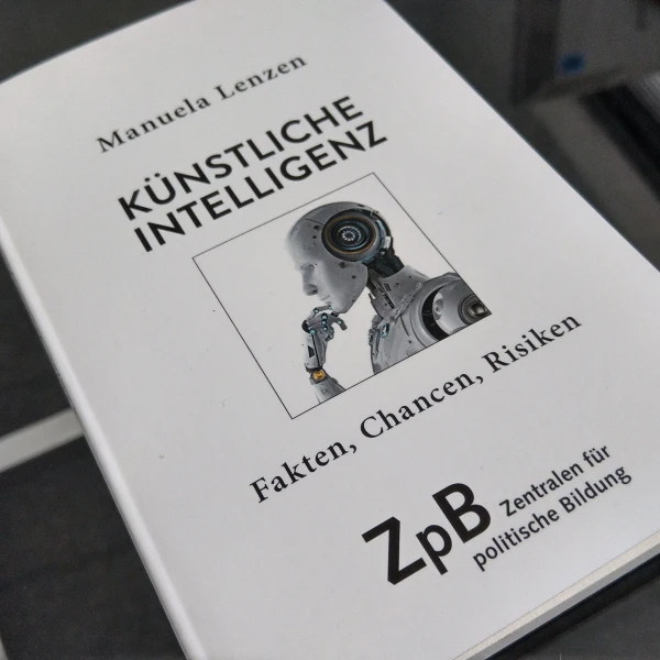 Ein Bild des Buches: "Künstliche Intelligenz"-Fakten, Chancen, Risiken, von Manuela Lenzen.  