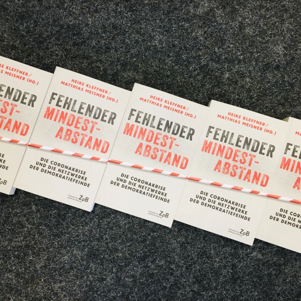 Ein Bild der Büchern: " Fehlender Mindestabstand. Die Coronakrise und die Netzwerke der Demokratiefeinde" von Heike Kleffner und Matthias Meisner.  
