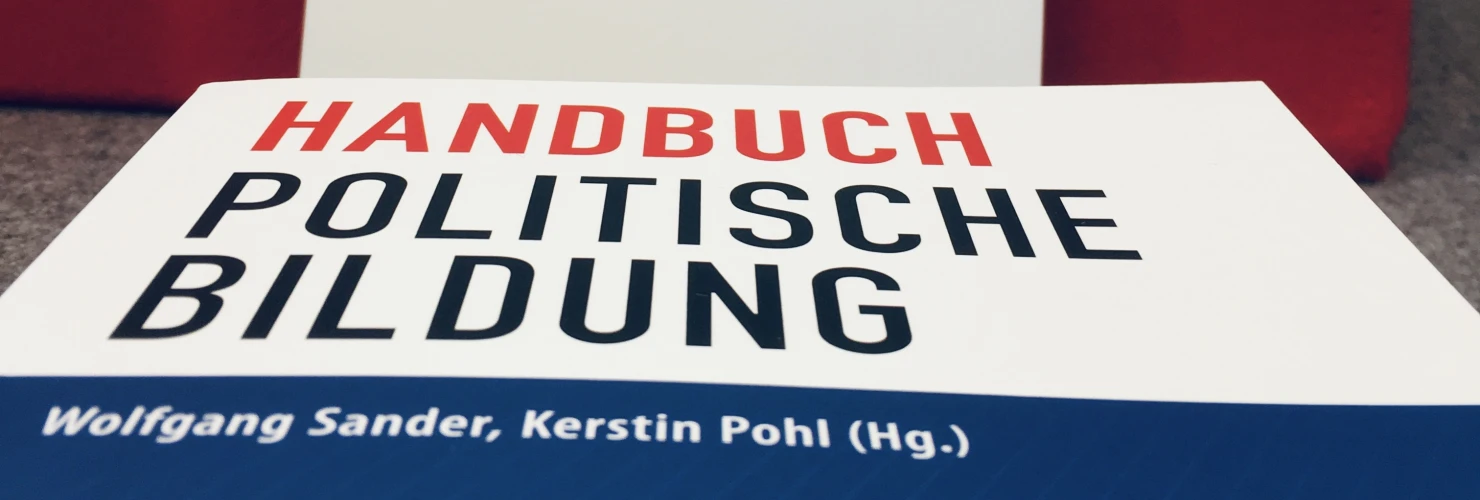 Ein Bild des Buches "Handbuch politische Bildung" von Wolfgang Sander mit dem Hintergrund desselben Buches.