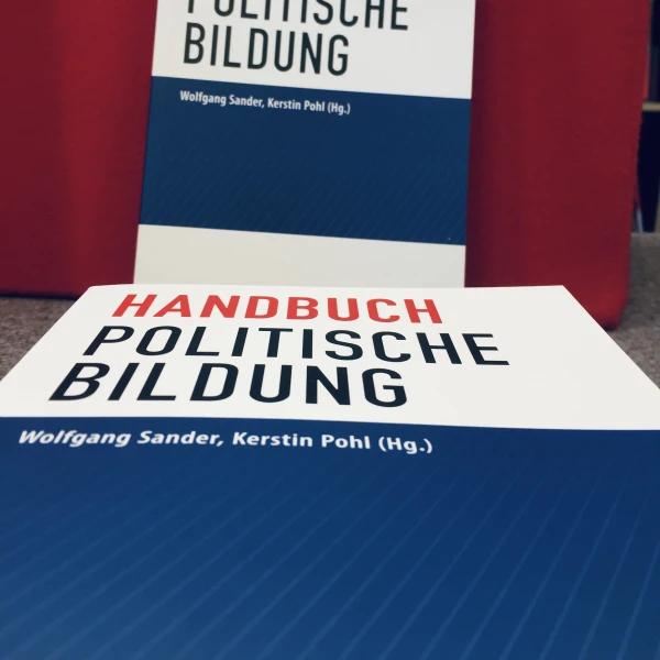 Ein Bild des Buches "Handbuch politische Bildung" von Wolfgang Sander mit dem Hintergrund desselben Buches.   