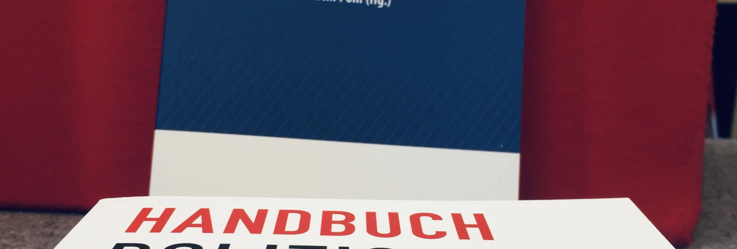 Ein Bild des Buches "Handbuch politische Bildung" von Wolfgang Sander mit dem Hintergrund desselben Buches.   