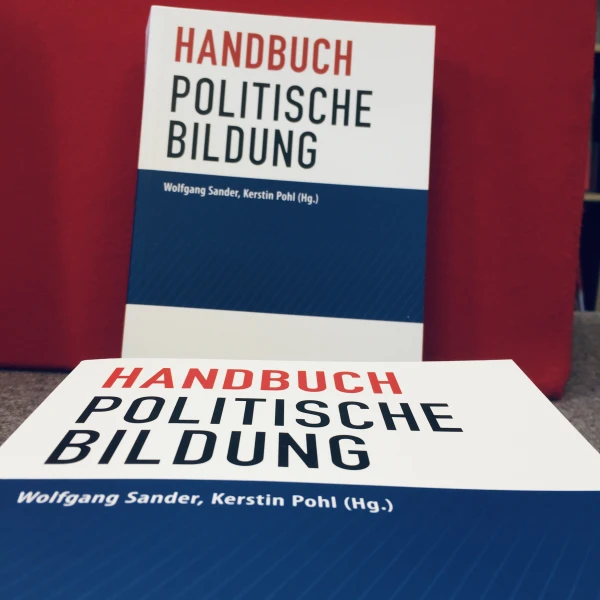 Ein Bild des Buches "Handbuch politische Bildung" von Wolfgang Sander mit dem Hintergrund desselben Buches.   