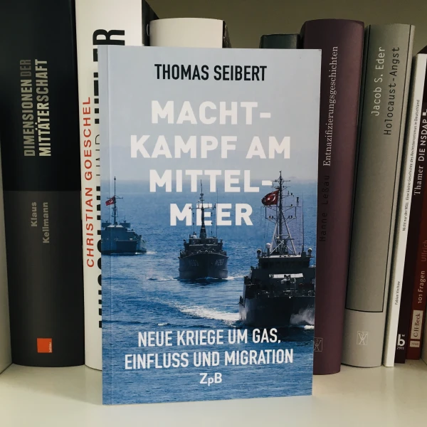 Ein Bild des Buches "Machtkampf am Mittelmeer. Neue Krieg um Gas, Einfluss und Migration" von Thomas Seibert mit dem Hintergrund von Büchern.  
