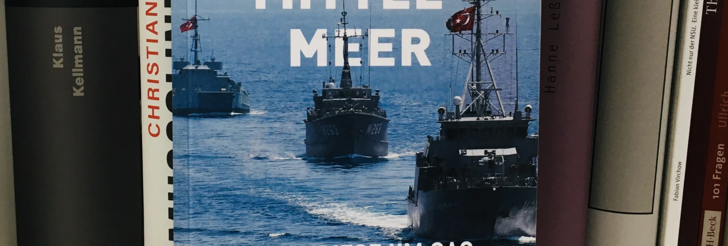 Ein Bild des Buches "Machtkampf am Mittelmeer. Neue Krieg um Gas, Einfluss und Migration" von Thomas Seibert. Es zeigt drei Militärschiffe mit türkischer Flagge.  