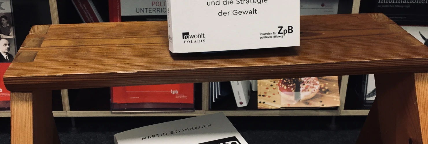 Ein Bild des Buches "Rechter Terror. Der Mord an Walter Lübcke und die Strategie der Gewalt" von Martin Steinhagen mit dem Hintergrund der Bücherregale  