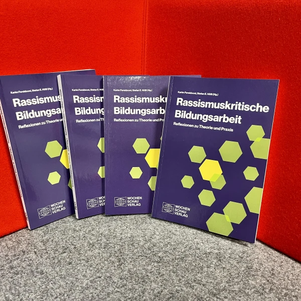 Die Buchcover von "Rassismuskritische Bildungsarbeit. Überlegungen zu Theorie und Praxis". Der Umschlag ist violett, der Titel weiß und zur Illustration sind grüne Fünfecke eingearbeitet.  