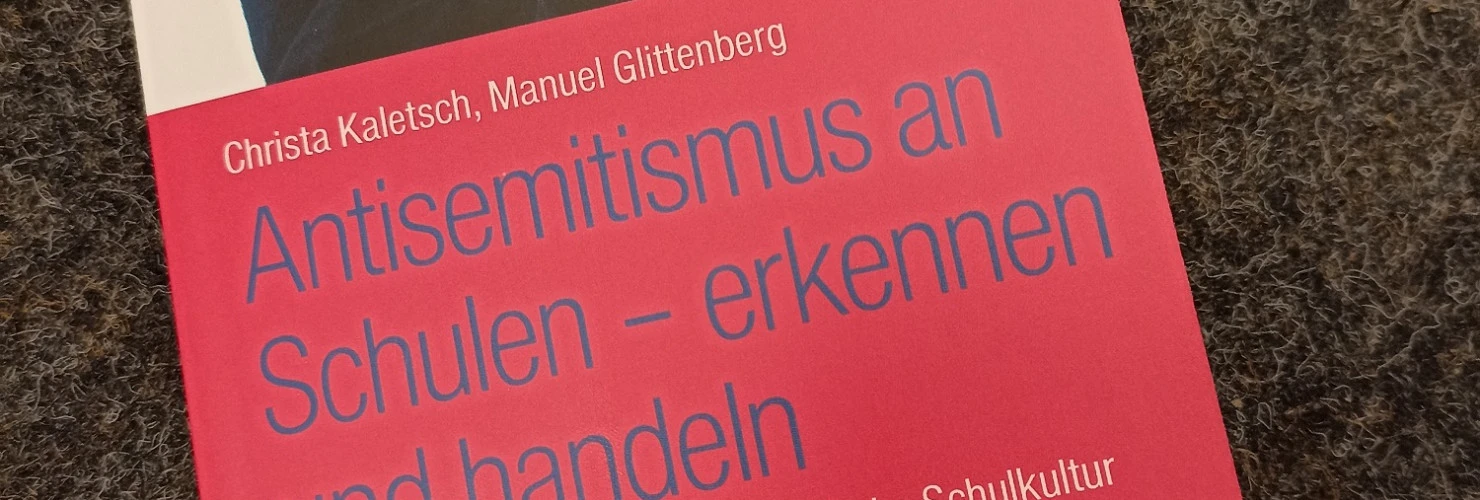 Das Buchcover von "Antisemitismus an Schulen - erkennen und handeln" von Christa Kaletsch und Manuel Glittenberg