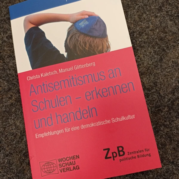 Das Buchcover von "Antisemitismus an Schulen - erkennen und handeln" von Christa Kaletsch und Manuel Glittenberg  