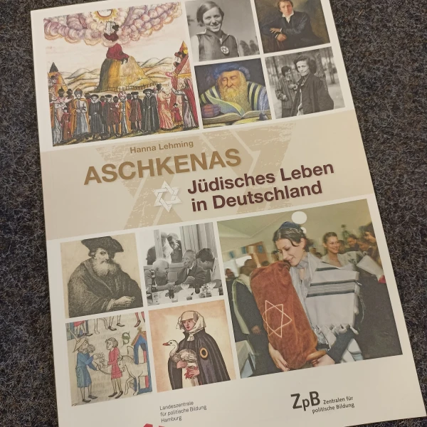 Das Buchcover: "Aschkenas. Jüdisches Leben in Deutschland. jüdisches Leben in Deutschland" von Hanna Lehming. Auf dem Cover sind mehrere Bilder von Juden unterschiedlichster Epochen abgebildet. Einige Bilder sind Fotos, andere sind Gemälde.  