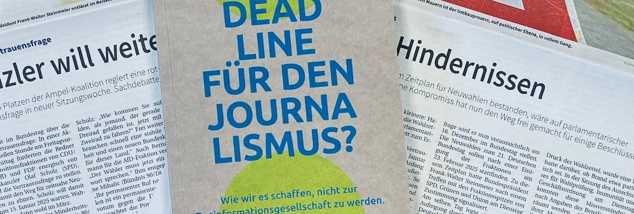 Auf dem Bild liegt ein hellgrün markiertes Buch in der Mitte mehrerer aufgeschlagener Zeitungsseiten, die in deutscher Sprache bedruckt sind. Das Buch trägt den Titel "DEADLINE FÜR DEN JOURNALISMUS?" und den Untertitel "Wie wir es schaffen, nicht zur Desinformationsgesellschaft zu werden." Das Buch ist beige, während die Schrift blau ist.  