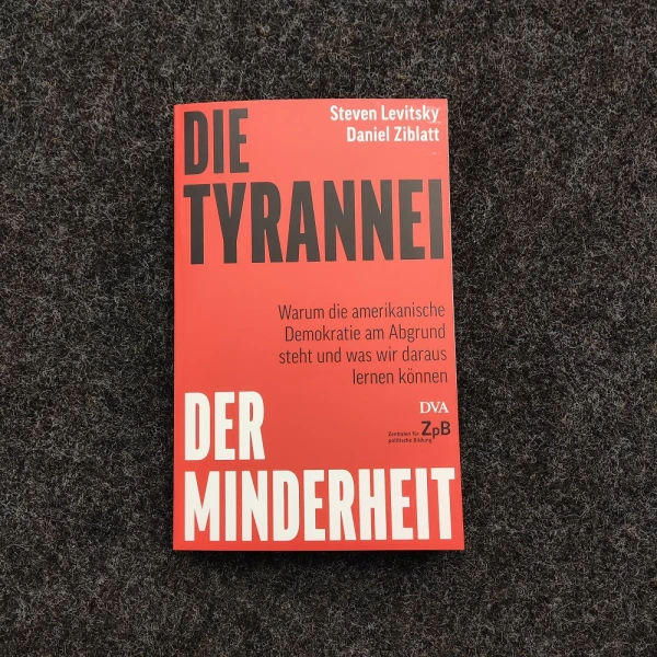 Buchcover von "Die Tyrannei der Minderheit" von Steven Levitsky und Daniel Ziblatt  