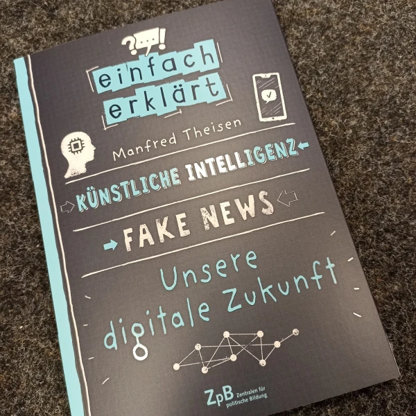Das Buchcover von "einfach erklärt KI, Fake News, Unsere digitale Zukunft" von Manfred Theisen  