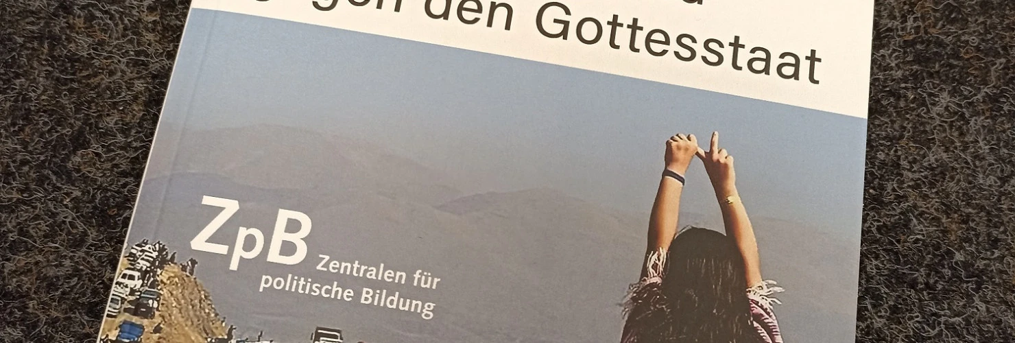 Das Buchcover "Iran ohne Islam. der Aufstand gegen den Gottesstaat" von Katajan Amirpur zeigt eine Frau, die ihre Hände hebt und erhöht vor einer Masse aus Menschen steht.