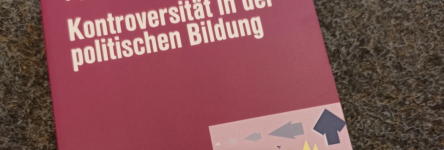 Das Buchcover von "Kontroversität in der politischen Bildung" von Siegfried Frech, Robby Geyer und Monika Oberle