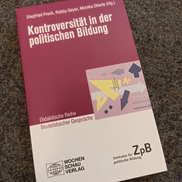 Das Buchcover von "Kontroversität in der politischen Bildung" von Siegfried Frech, Robby Geyer und Monika Oberle  