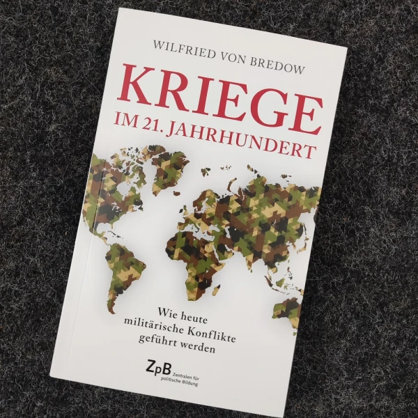 Das Buchcover von "Kriege im 21. Jahrhundert - Wie heute militärische Konflikte geführt werden" von Wilfried von Bredow  
