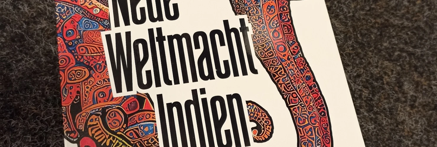 das Buchcover von "Neue Weltmacht Indien – Geostratege, Wirtschaftsriese, Wissenslabor." von Oliver Schulz zeigt einen reich verzierten Elefanten.