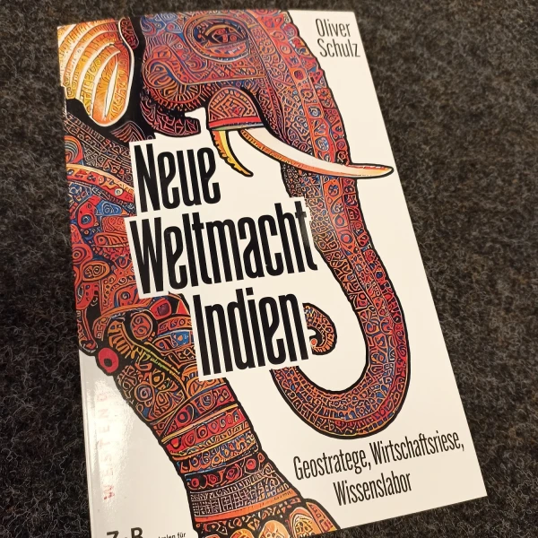 das Buchcover von "Neue Weltmacht Indien – Geostratege, Wirtschaftsriese, Wissenslabor." von Oliver Schulz zeigt einen reich verzierten Elefanten.  