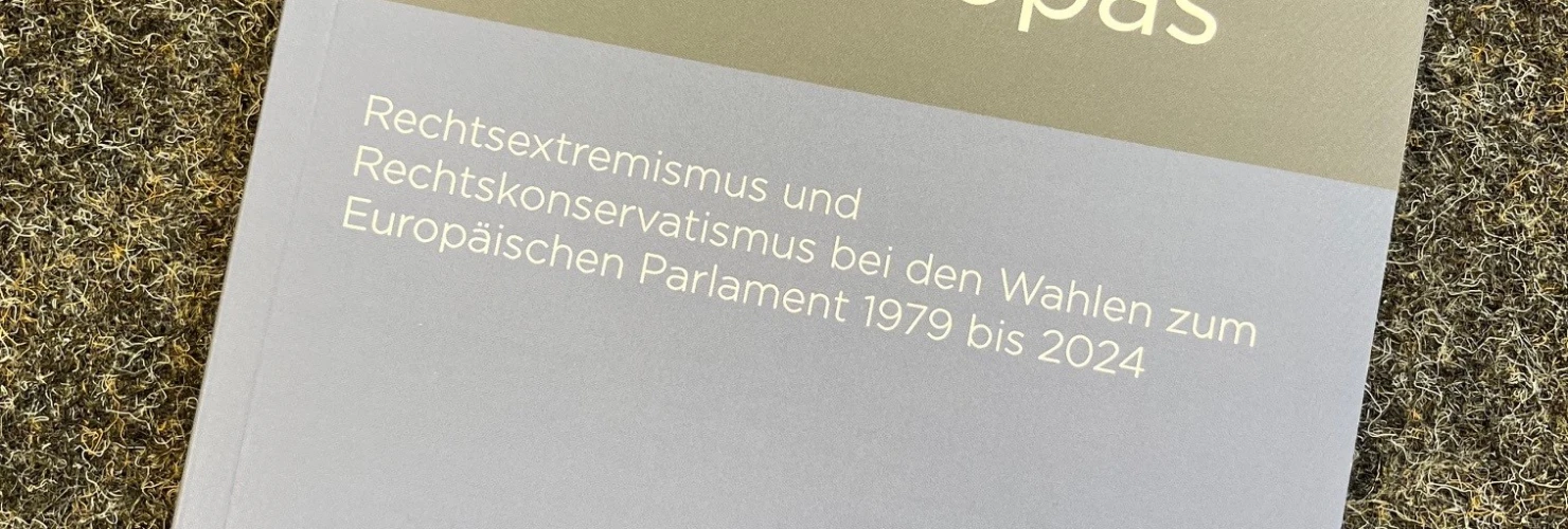 Das Bild zeigt ein Buch, das auf einer grauen steinernen Oberfläche liegt. Auf dem Buchumschlag steht in grauen und schwarzen Buchstaben der Titel "Der rechte Rand Europas" von Richard Stöss, darunter der Untertitel "Rechtsextremismus und Rechtspopulismus bei den Wahlen zum Europäischen Parlament 1979 bis 2024". Das Cover ist schlicht gehalten mit einer klaren, übersichtlichen Textanordnung.  