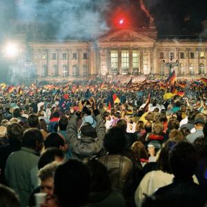 25 3 oktober 1990 hunderttausende feiern am berliner reichstag um mitternacht erklingt die freiheitsglocke die teilung deutschland ist nach vierzig jahren endlich u