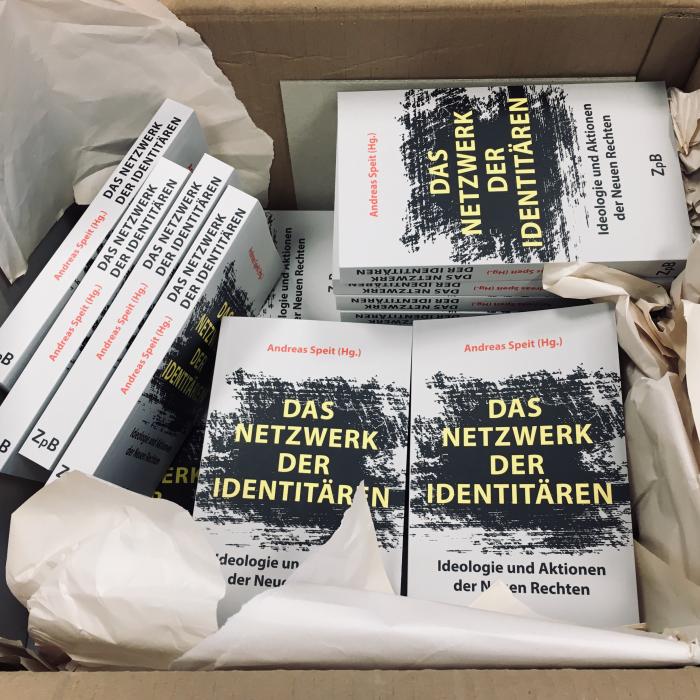 Die Bücher " Das Netzwerk der Identitären-Ideologie und Aktionen der Neuen Rechten" in der Kiste.