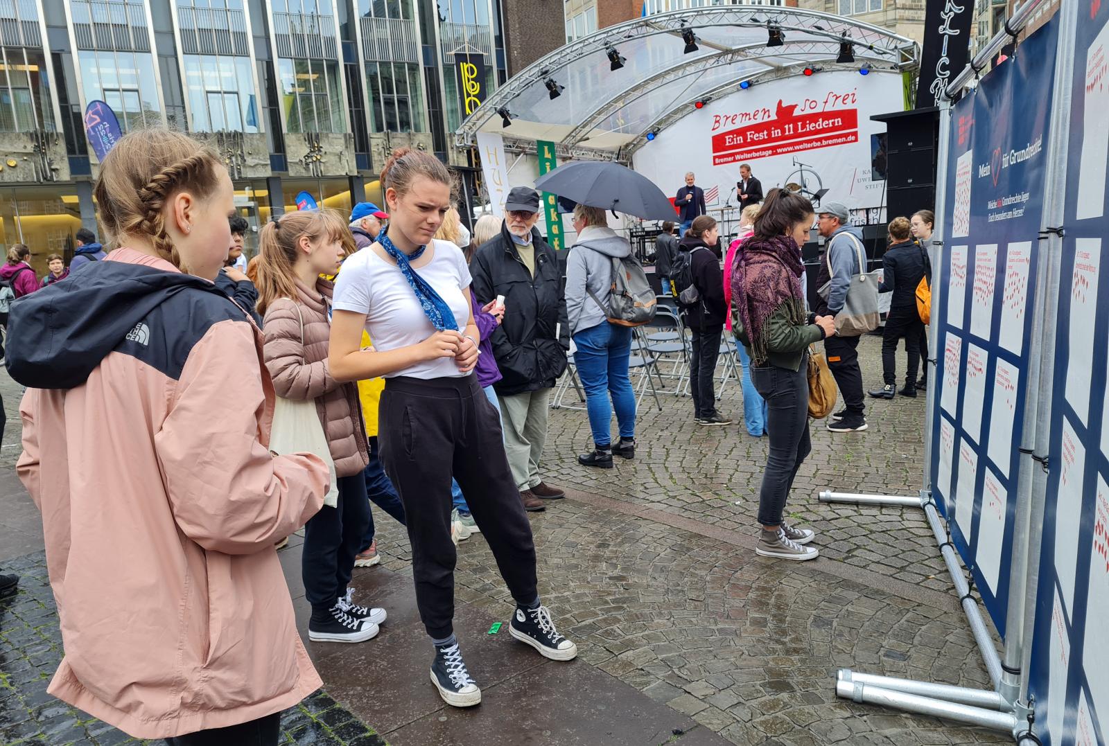 Das Projekt "Mein Herz für Grundrechte" auf dem Bremer Marktplatz
