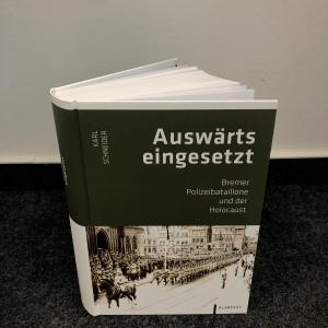 Buchcover von "Auswärts eingesetzt"-Bremer Polizeibataillone und der Holocaust, von Karl Schneider.
