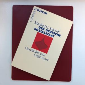 Buchcover von "Der deutsche Sozialstaat"-Geschichte und Gegenwart, von Manfred G. Schmidt.