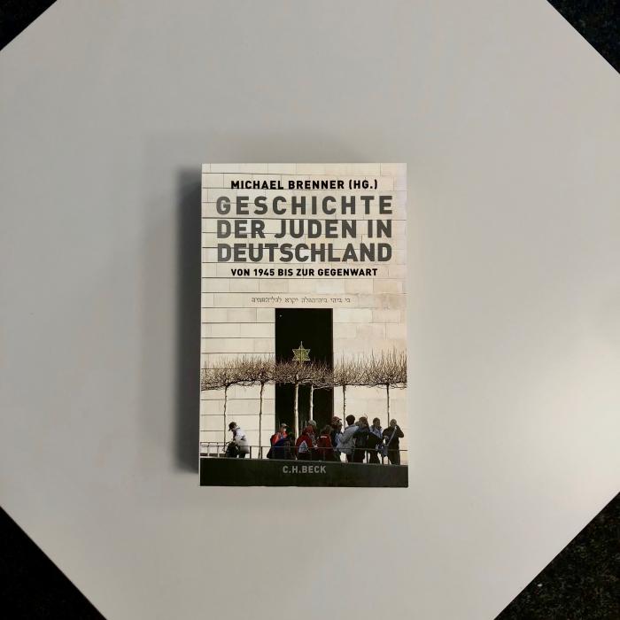 Buchcover von "Geschichte der Juden in Deutschland"- von 1945 bis zur Gegenwart, von Michael Brenner.