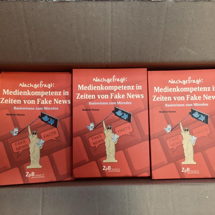 Ein Bild der Bücher: "Nachgefragt: Medienkompetenz in Zeiten von Fake News" von Manfred Theisen.